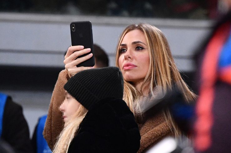 Ilary Blasi con il telefono in mano (LaPresse FOTO) - www.energycue.it