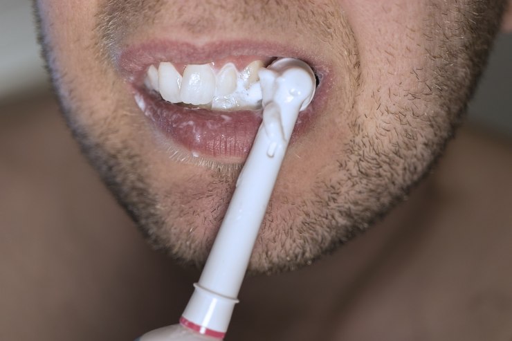 Illustrazione di una persona mentre lava i denti (Pixabay FOTO) - www.energycue.it