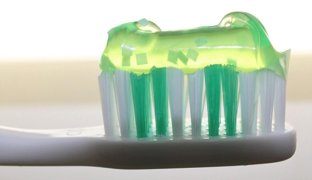 Illustrazione di uno spazzolino e di un dentifricio (Pixabay FOTO) - www.energycue.it
