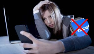 Ragazza triste e Facebook (Depositphotos foto)