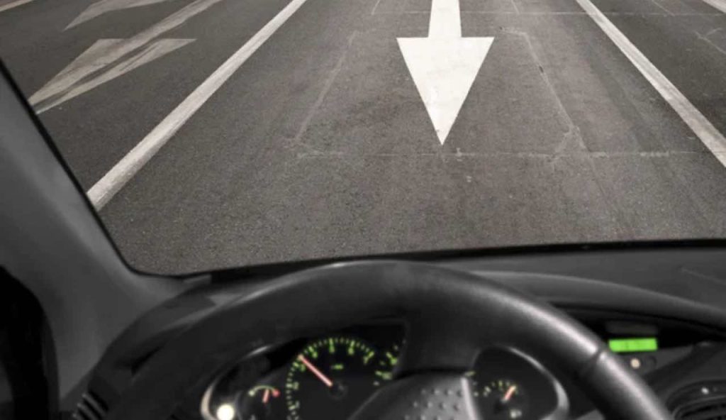 Guidare contromano legale abolito senso marcia