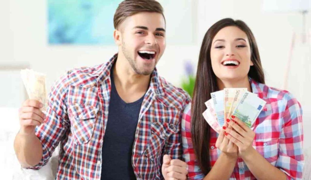 Coppia felice con soldi (Depositphotos foto) - www.energycue.it