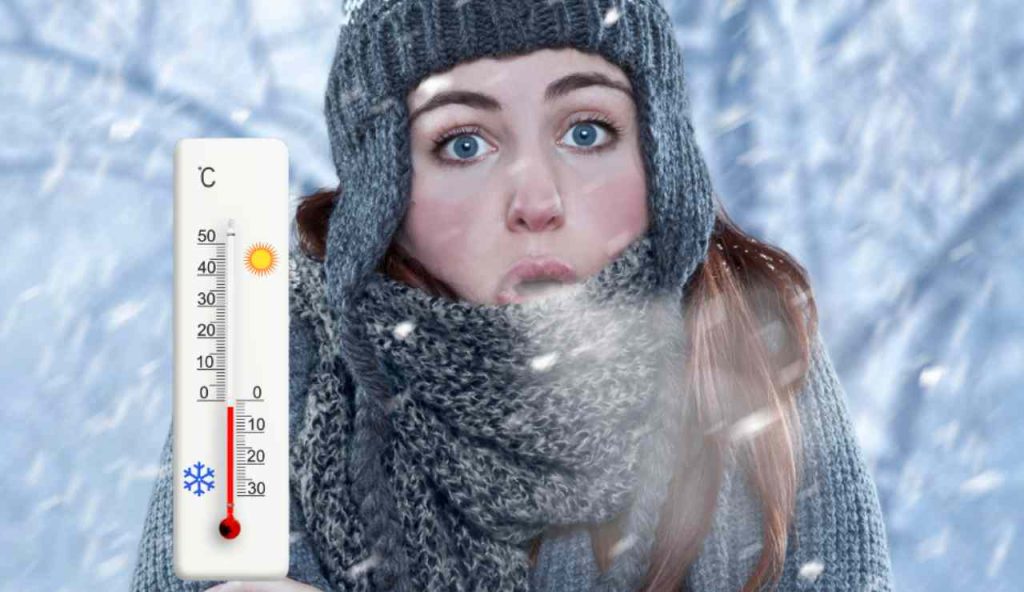 Illustrazione di una ragazza che muore di freddo (Canva FOTO) - energycue.it