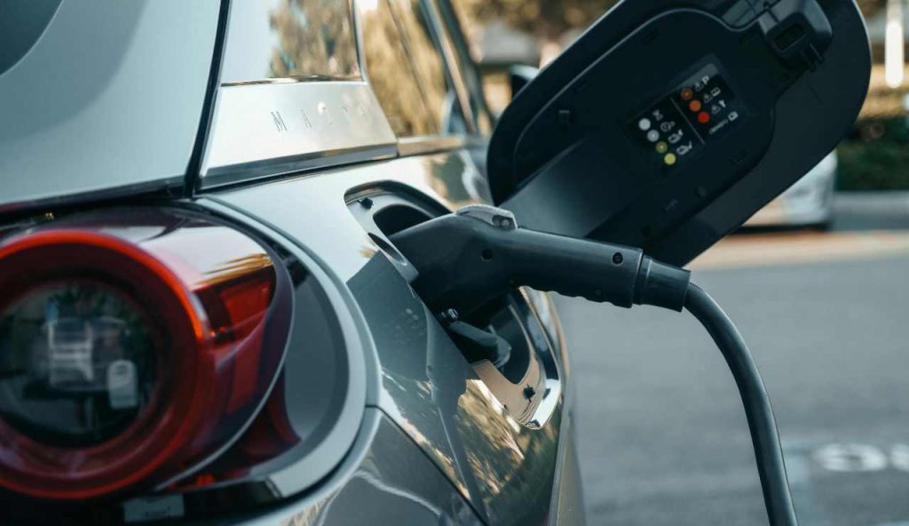 Illustrazione di un'auto elettrica (Pexels FOTO)- www.energycue.it