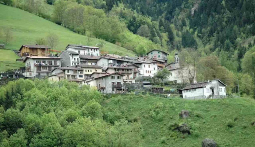 Fuggiti tutti quanti borgo italiano rimasto solo uomo
