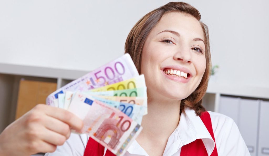 Donna con soldi euro