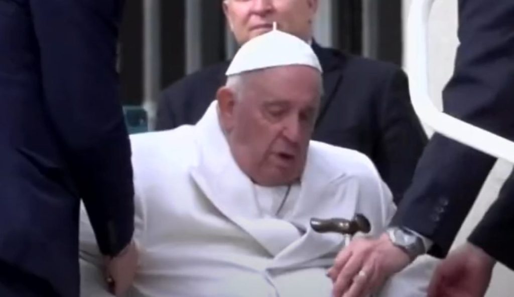 Papa Francesco in carrozzina (Rai - youtube foto) - www.energycue.it
