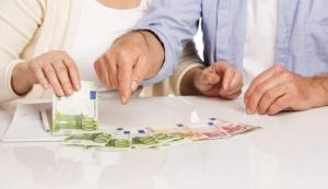 Coppia e soldi (Depositphotos foto) - www.energycue.it