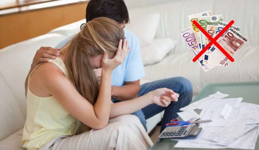 Coppia triste senza soldi (Depositphotos foto) - www.energycue.it
