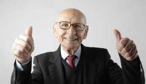 Anziano felice (Pexels foto) - www.energycue.it