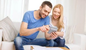 Coppia felice con le bollette leggere (Depositphotos foto) - www.energycue.it