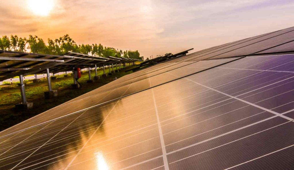 Illustrazione di pannelli solari (Canva FOTO) - energycue.it