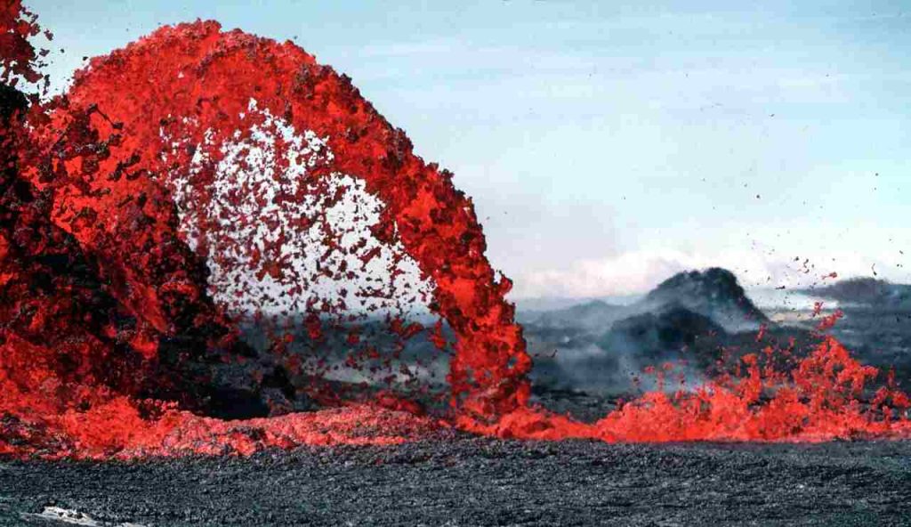 Illustrazione di un'eruzione vulcanica (Pixabay FOTO) - energycue.it