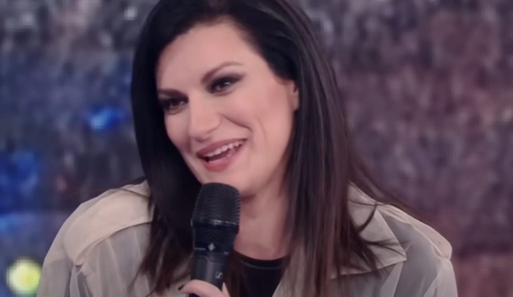Laura Pausini sorridente (NOVE - youtube screenshot) - www.energycue.it