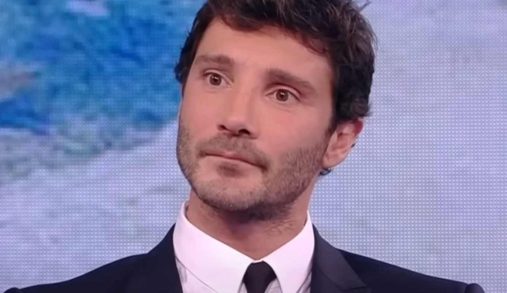 Stefano De Martino imbarazzato (Nove - youtube screenshot) - www.energycue.it