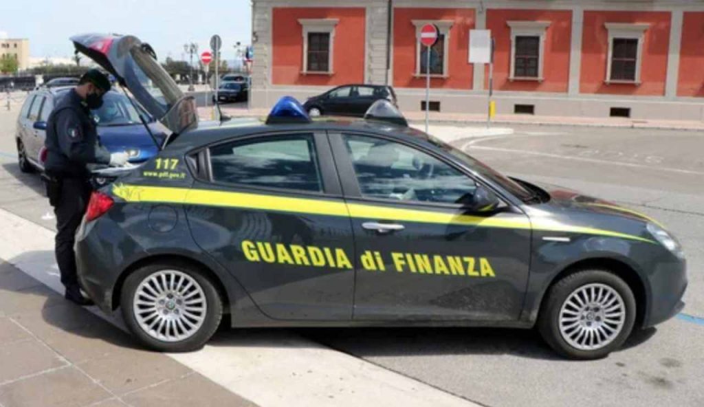 Vettura della Guardia di Finanza (Depositphotos foto) - www.energycue.it