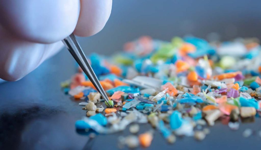 Illustrazione di microplastiche (Canva FOTO) - energycue.it