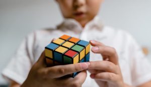Illustrazione di un ragazzo intelligente (Canva FOTO) - energycue.it