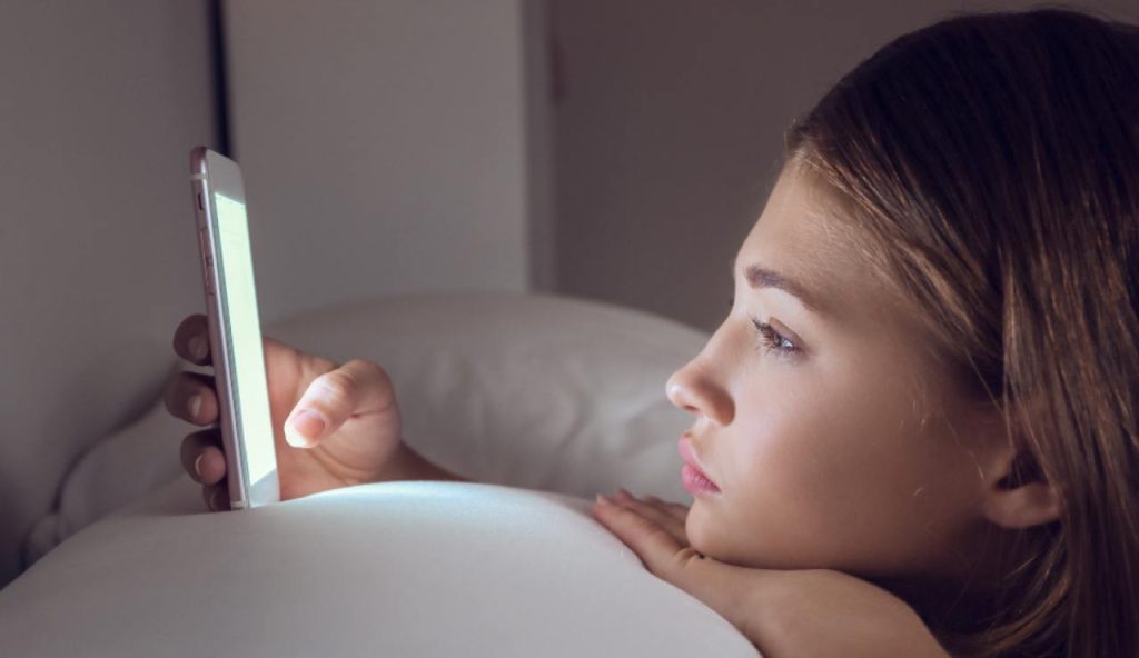 Illustrazione di una ragazza a letto (Canva FOTO) - energycue.it