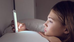 Illustrazione di una ragazza a letto (Canva FOTO) - energycue.it