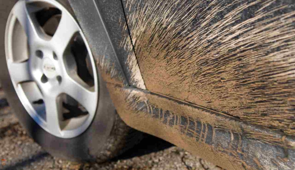 Illustrazione di un'auto sporca (Canva FOTO) - energycue.it