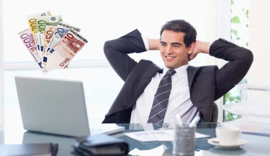 Lavoratore felice con soldi (Depositphotos foto) - www.energycue.it