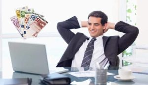 Lavoratore felice con soldi (Depositphotos foto) - www.energycue.it
