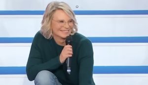 Maria De Filippi sorridente (Uomini e Donne - youtube screenshot) - www.energycue.it