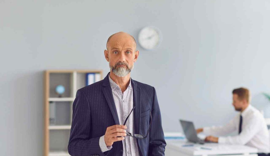 Uomo anziano al lavoro