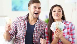 Coppia felice con soldi (Depositphotos foto) - www.energycue.it