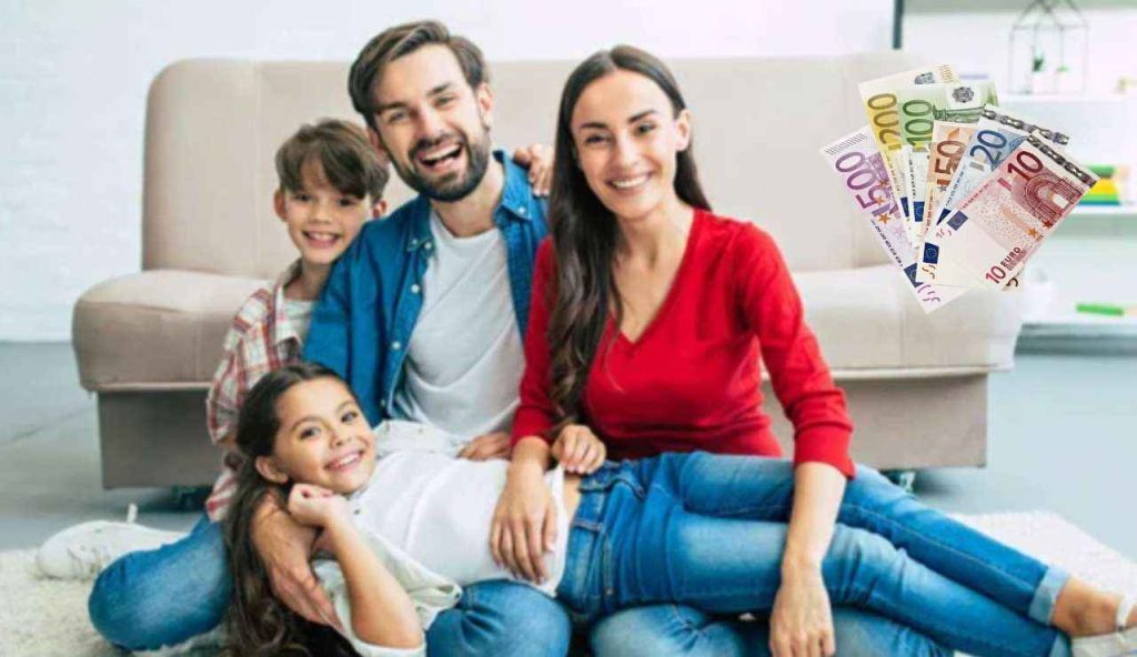Famiglia felice e soldi (Depositphotos foto) - www.energycue.it