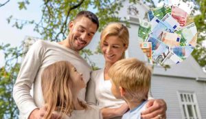 Famiglia sorridente e soldi