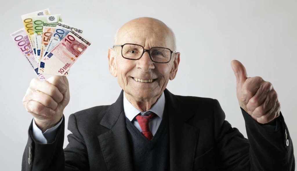 Anziano felice (Pexels foto) - www.energycue.it