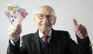 Anziano felice (Pexels foto) - www.energycue.it