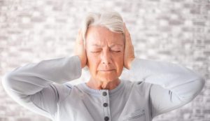 Donna che si tappa le orecchie