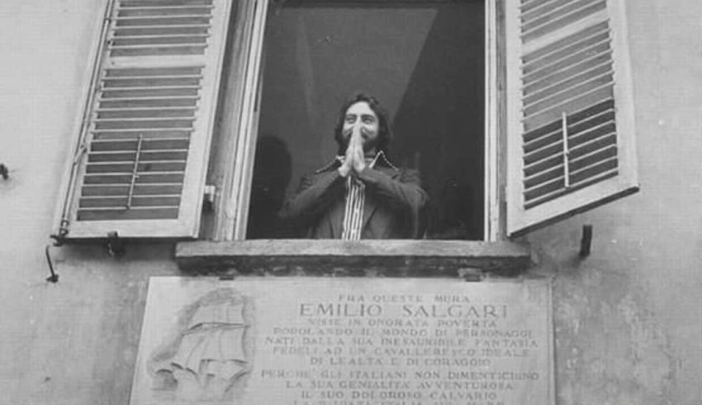 Illustrazione di Kabir Bedi (Wikimedia Commons FOTO) - energycue.it
