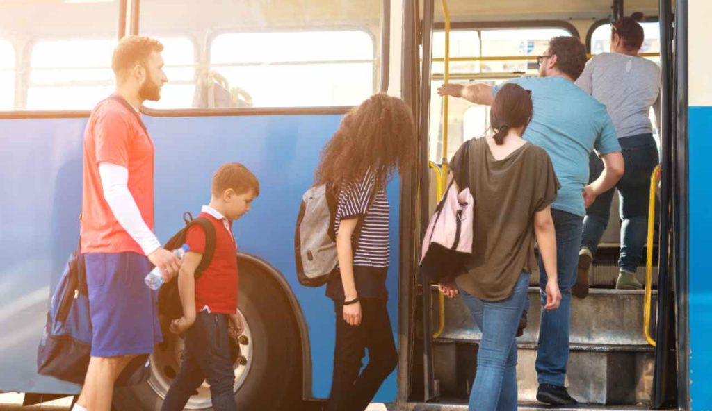 Illustrazione di alcune persone mentre salgono su un bus (Canva FOTO) - energycue.it