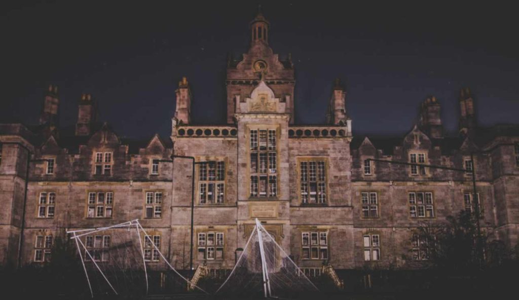 Illustrazione di un palazzo abbandonato (Canva FOTO) - energycue.it