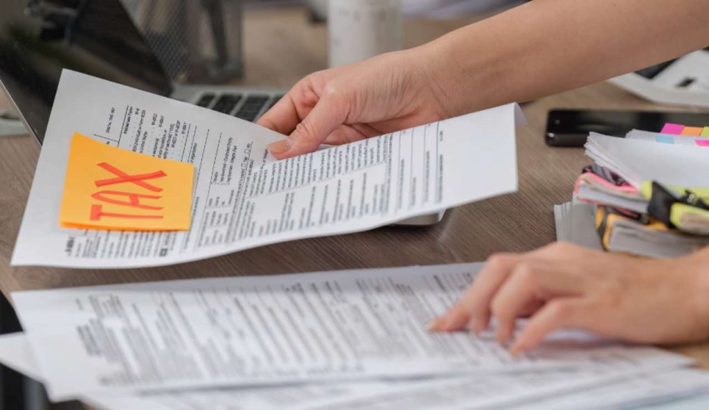 Illustrazione di una tassa (Canva FOTO) - energycue.it