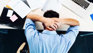 Lavoratore disperato (Depositphotos foto) - www.energycue.it