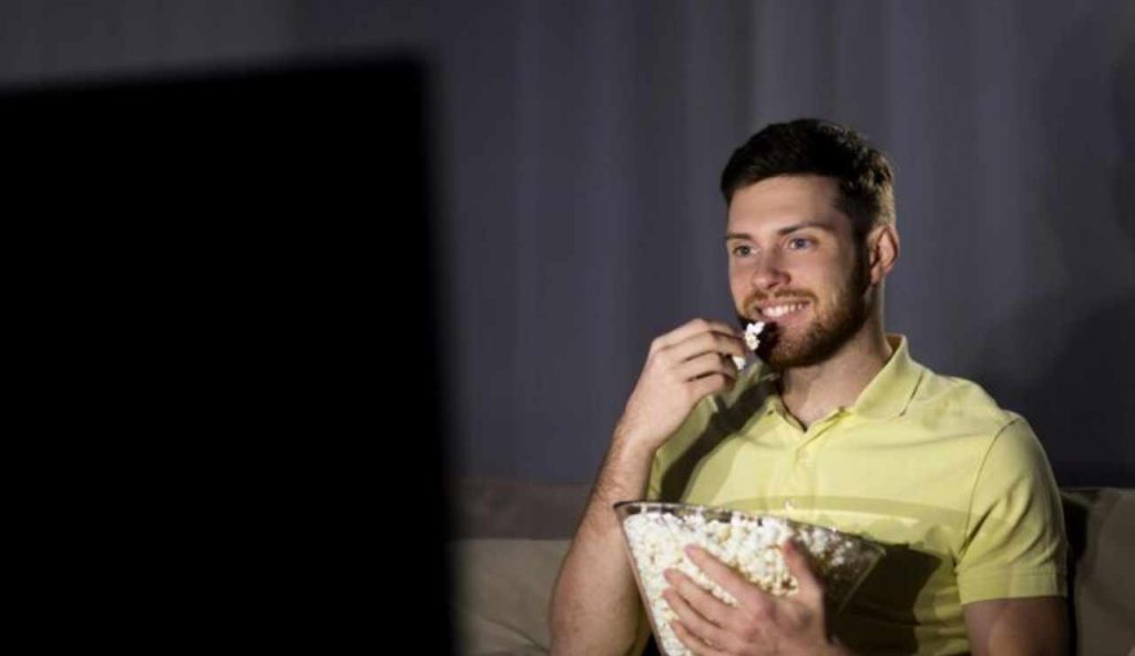 Uomo che mangia popcorn