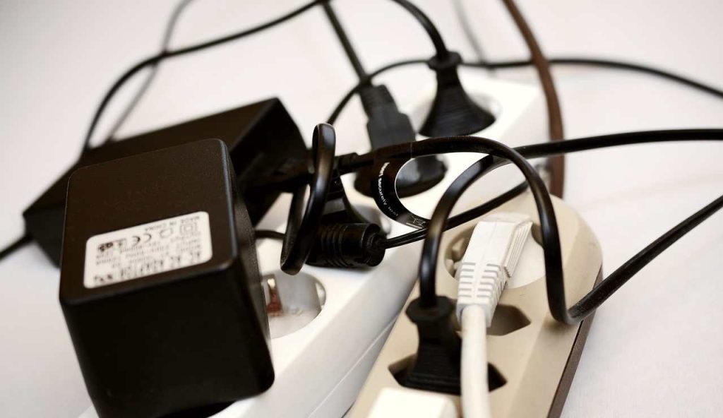 Più prese attaccate alle ciabatte (Pixabay foto) - www.energycue.it