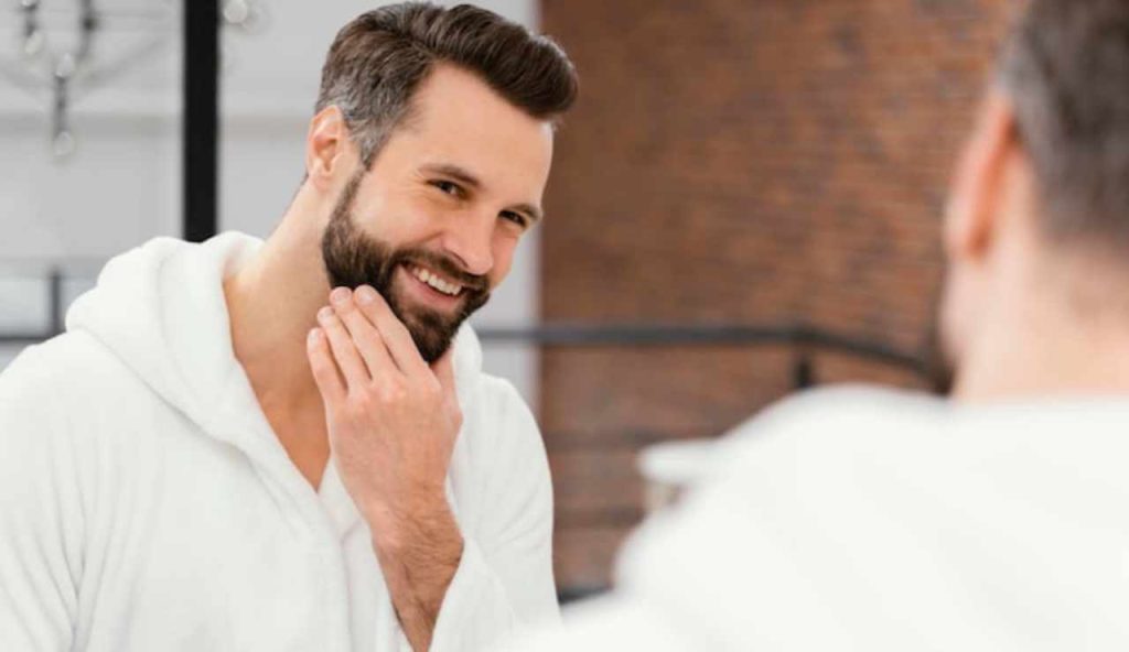 Uomo che si controlla la barba