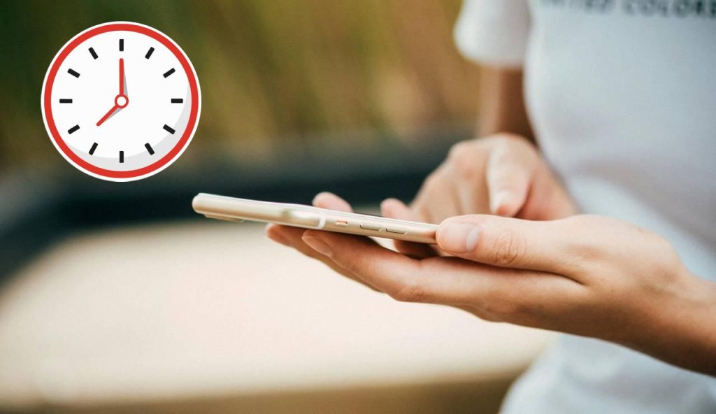 Smartphone e orario (Pexels foto) - www.energycue.it