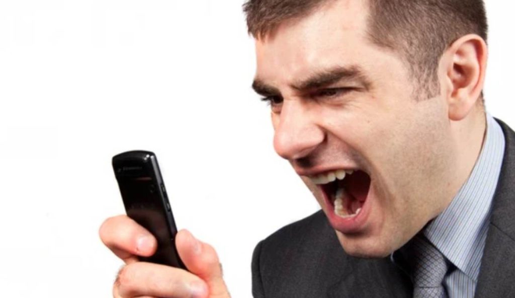Uomo arrabbiato al cellulare (Depositphotos foto) - www.energycue.it