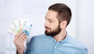 Uomo con soldi (Depositphotos foto) - www.energycue.it