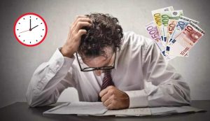 Uomo indeciso e scelta (Depositphotos foto) - www.energycue.it