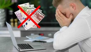 Uomo disperato perde soldi (Depositphotos foto) - www.energycue.it