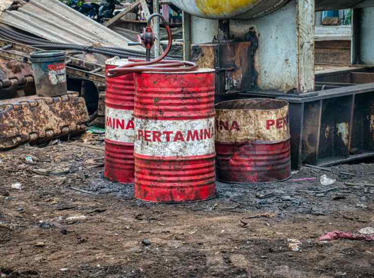 Illustrazione di alcuni rifiuti tossici (Canva FOTO) - energycue.it