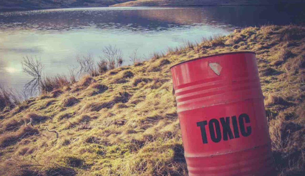 Illustrazione di un rifiuto tossico (Canva FOTO) - energycue.it